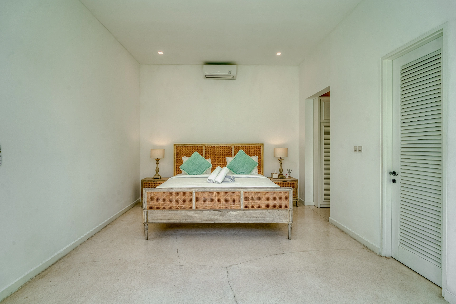 Beachside Mediterranean Luxury: 3BR in Canggu Share Save, 3-bed villa for rent in Canggu – photo 4 of 15