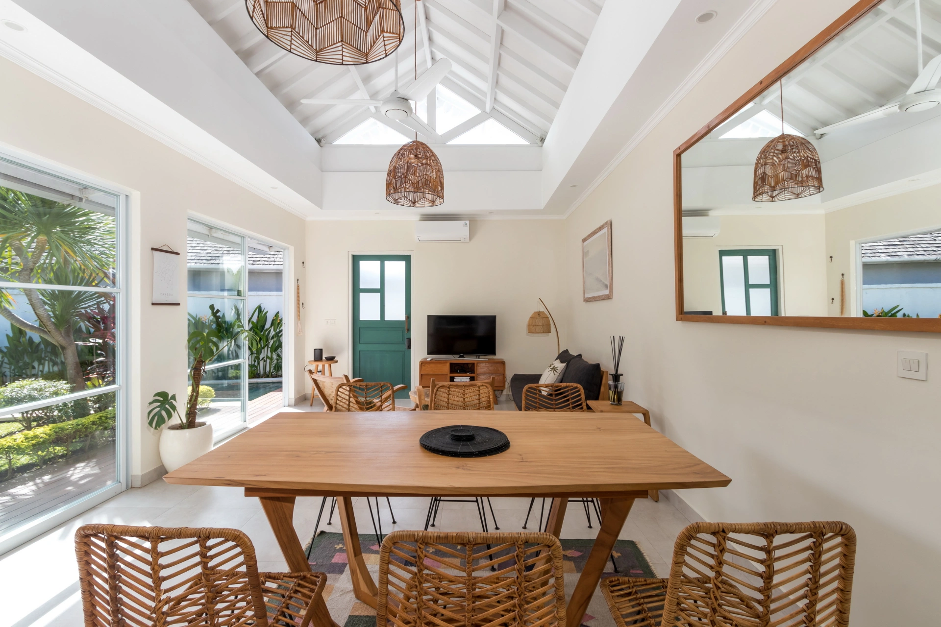 Villa Kamelia - Charming 3-Bedroom Tropical Haven with Garden in Prime Berawa, 3-bed villa for rent in Canggu – photo 9 of 15
