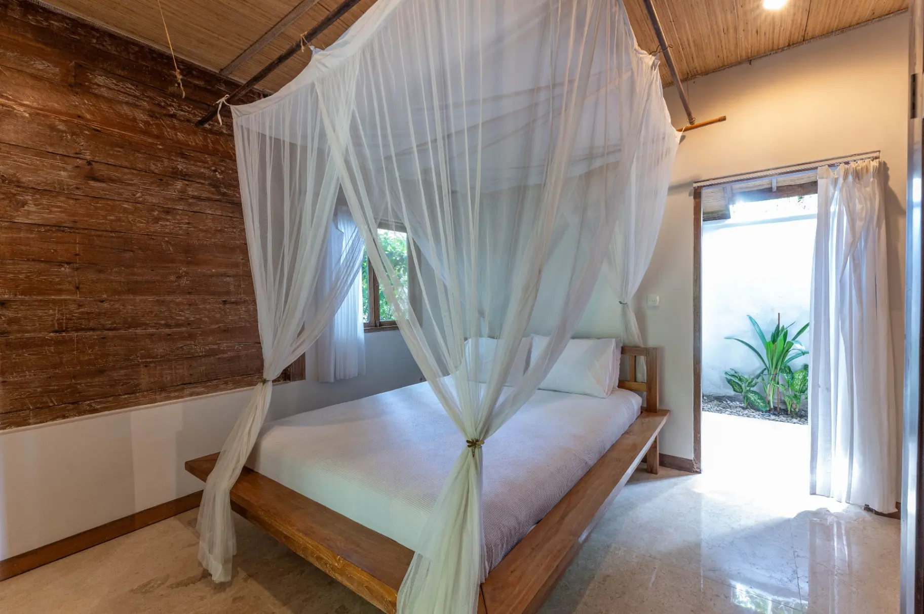 Villa Anne - Charming Joglo-Style Villa with Huge Garden in the Heart of Berawa, 2-bed villa for rent in Canggu – photo 4 of 15