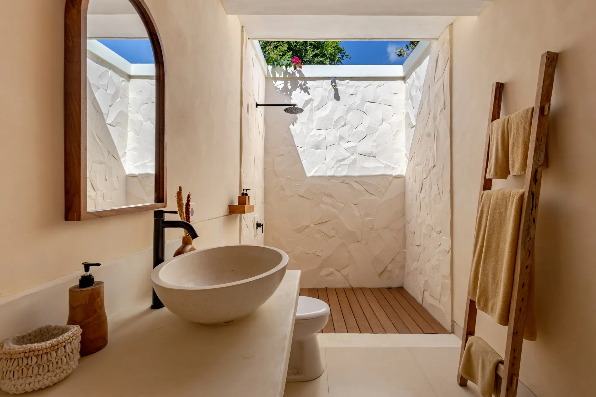 The Pink Joglo - A cozy and quiet 3BDR with pool., 3-bed villa for rent in Pererenan – photo 6 of 15