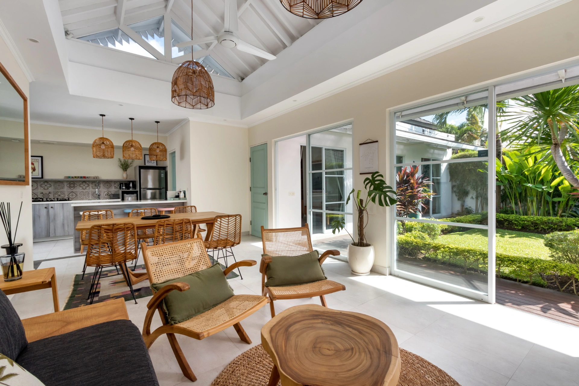 Villa Kamelia - Charming 3-Bedroom Tropical Haven with Garden in Prime Berawa, 3-bed villa for rent in Canggu – photo 7 of 15
