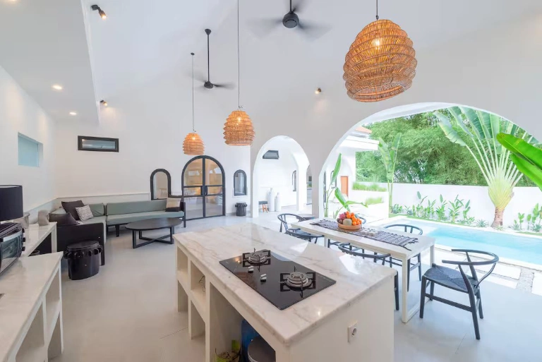 Spacious 3 Bedroom Tropical Villa in Padang Linjong, Canggu, 3-bed villa for rent in Canggu – photo 2 of 15