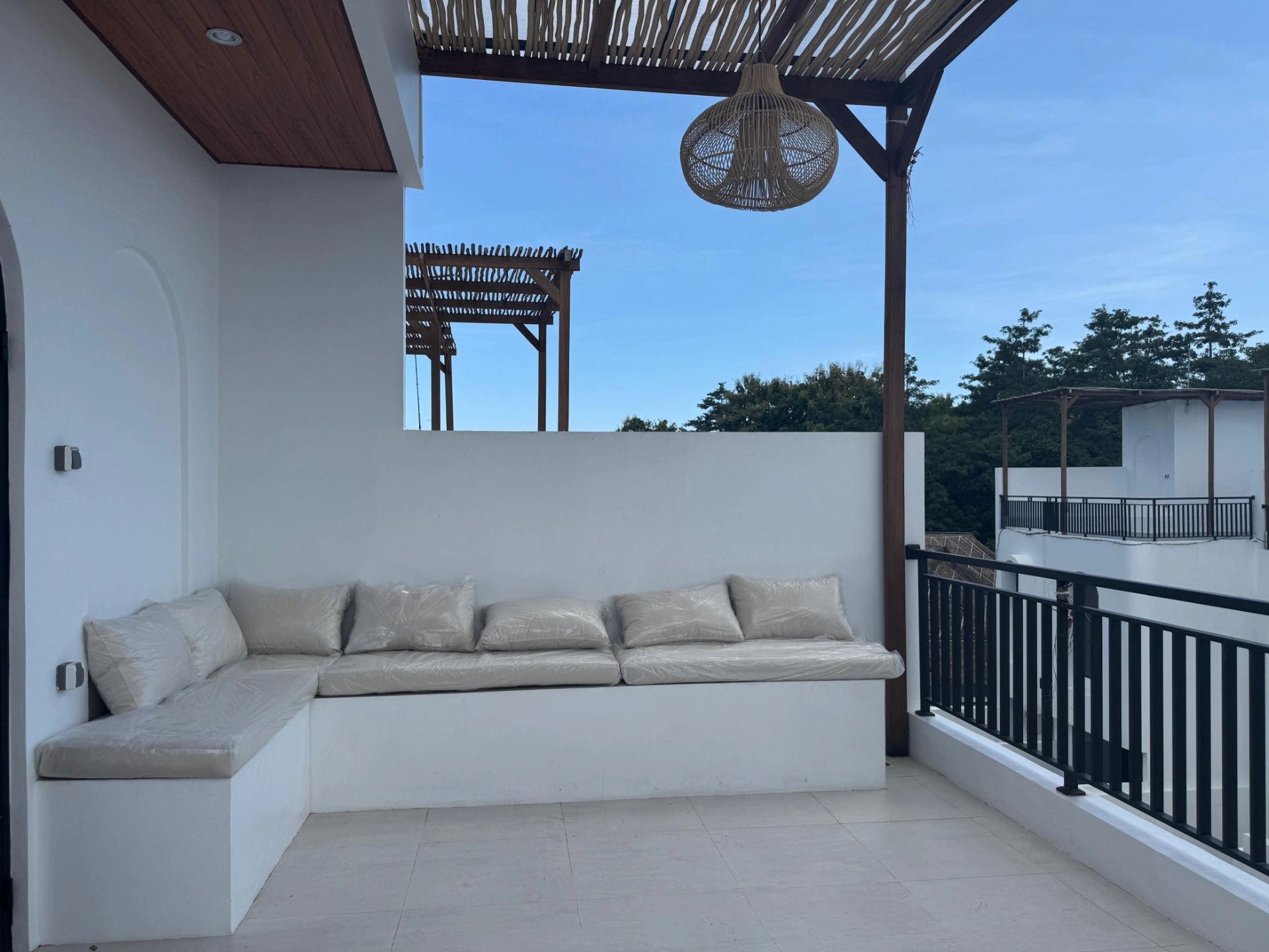 New 3 bedroom mediterranean villa with Rooftop in balangan Uluwatu, 3-bed villa for rent in Uluwatu – photo 6 of 10