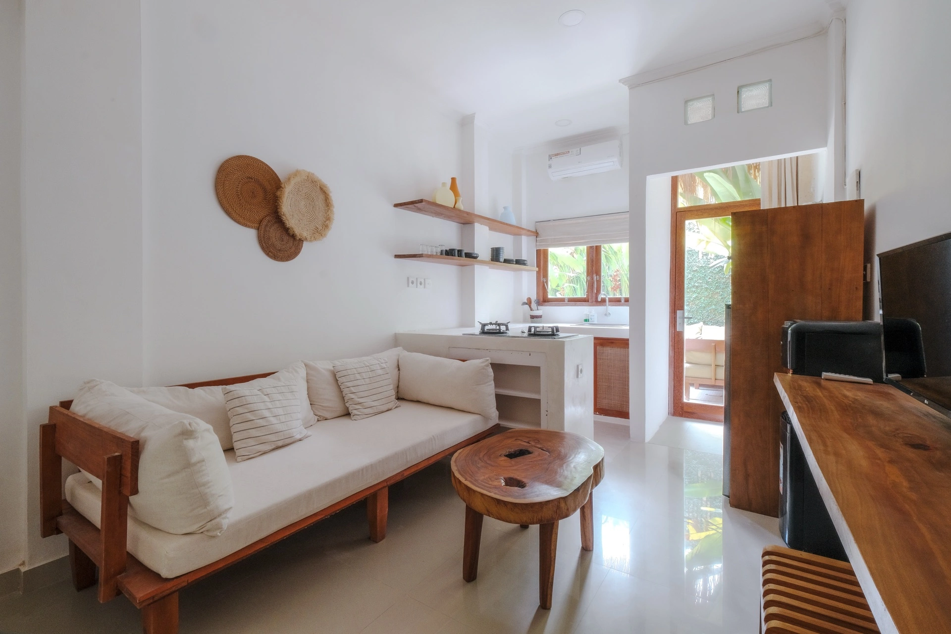 Modern 1BR Townhouse w/ Private Office, 1-bed villa for rent in Pererenan – photo 3 of 11
