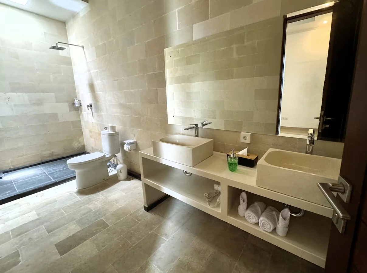 4BR Villa for Rent at Batubolong, Canggu, 4-bed villa for rent in Canggu – photo 6 of 12