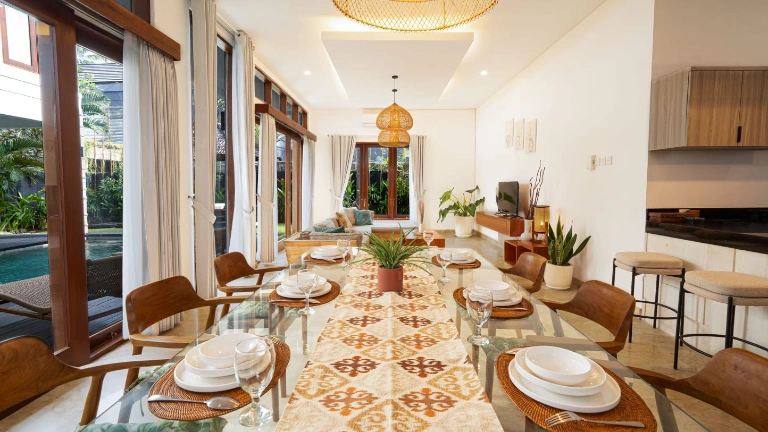 3BR Villa with Garden in Prime Berawa, 3-bed villa for rent in Canggu – photo 3 of 9