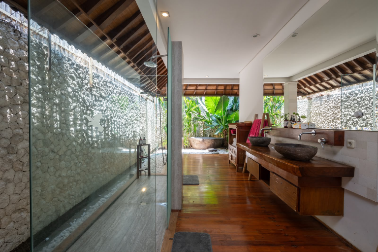 Luxury 3 Bedrooms Villa in Kerobokan, 3-bed villa for rent in Seminyak – photo 7 of 9