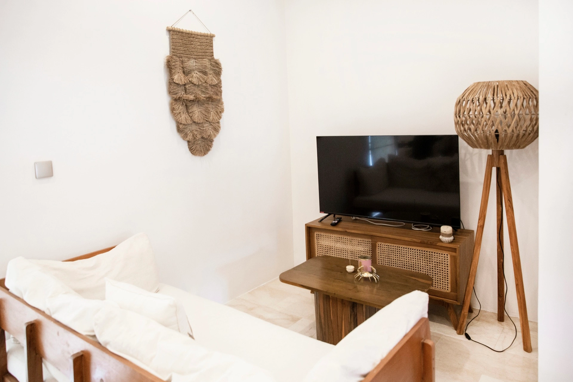 Modern 1BR Apartment w/ Shared Pool, 1-bed villa for rent in Kuta – photo 4 of 15