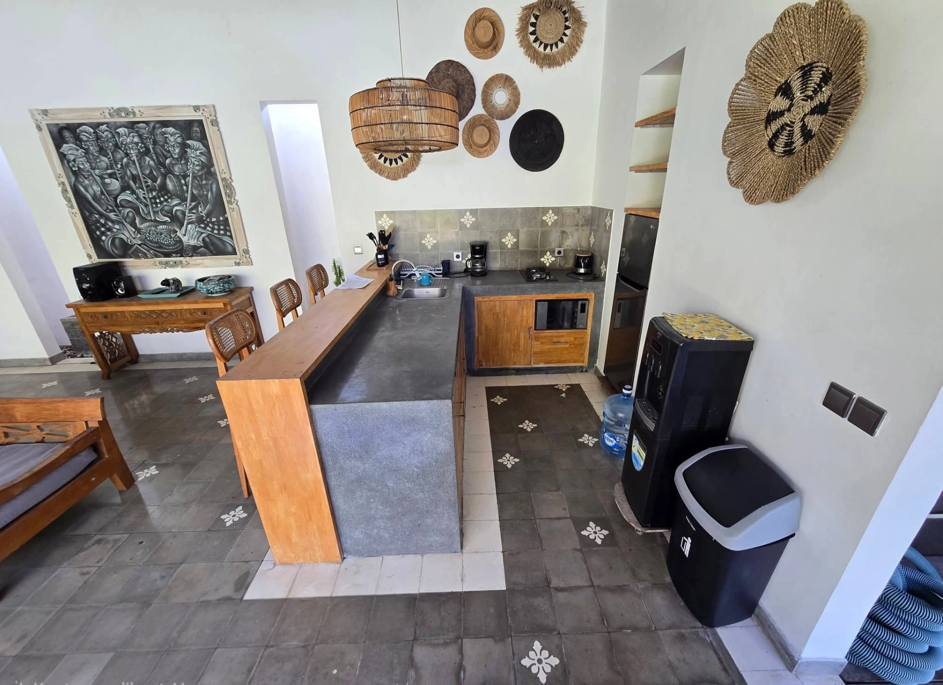 Modern Tropical Villa | 3 Ensuite Bedrooms Arround Restaurant + Coffe Shop, 3-bed villa for rent in Seminyak – photo 14 of 15
