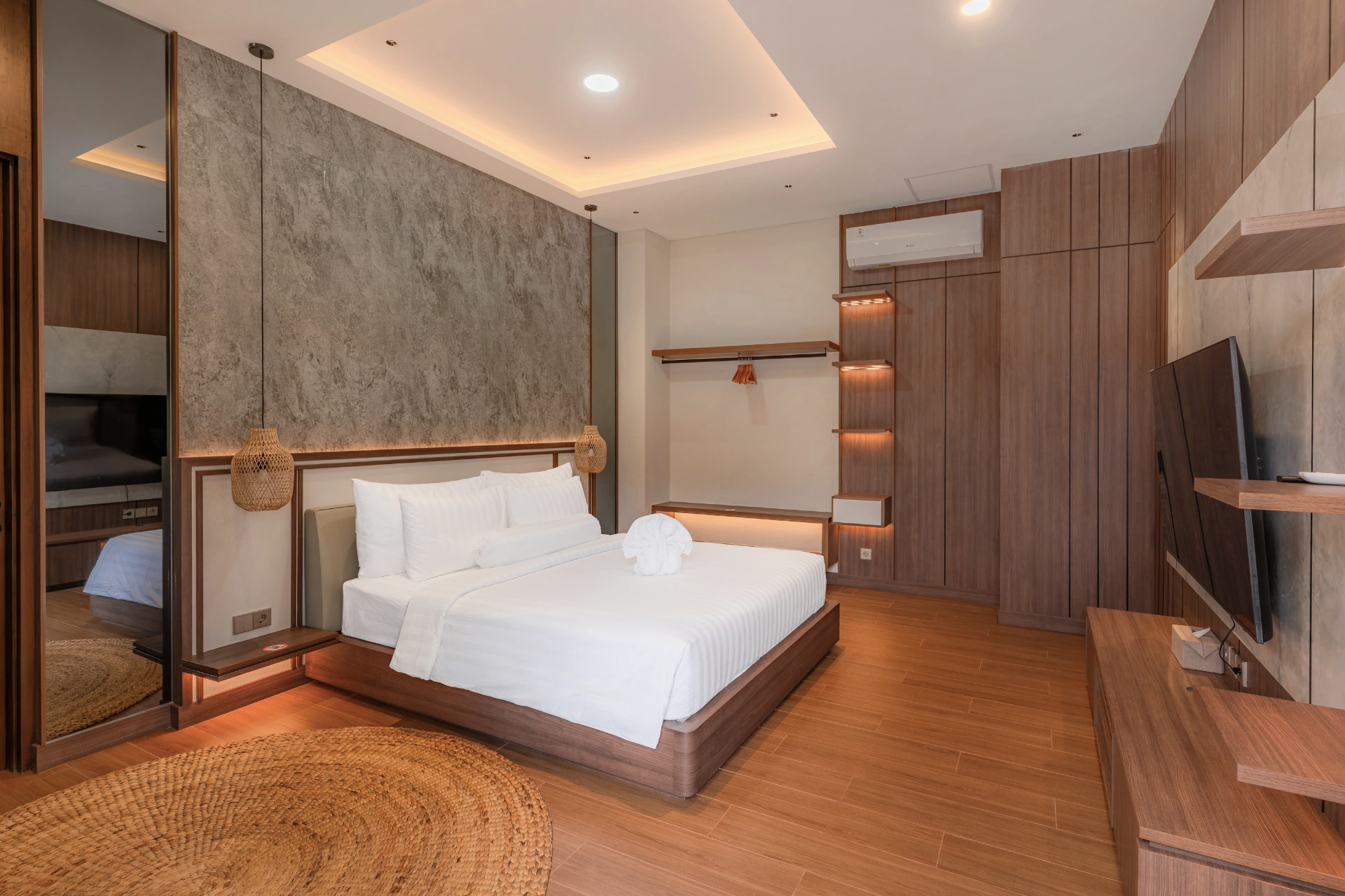 Sun-Drenched 5BR Villa w/ Ground-Floor Suite, 5-bed villa for rent in Kuta – photo 4 of 15