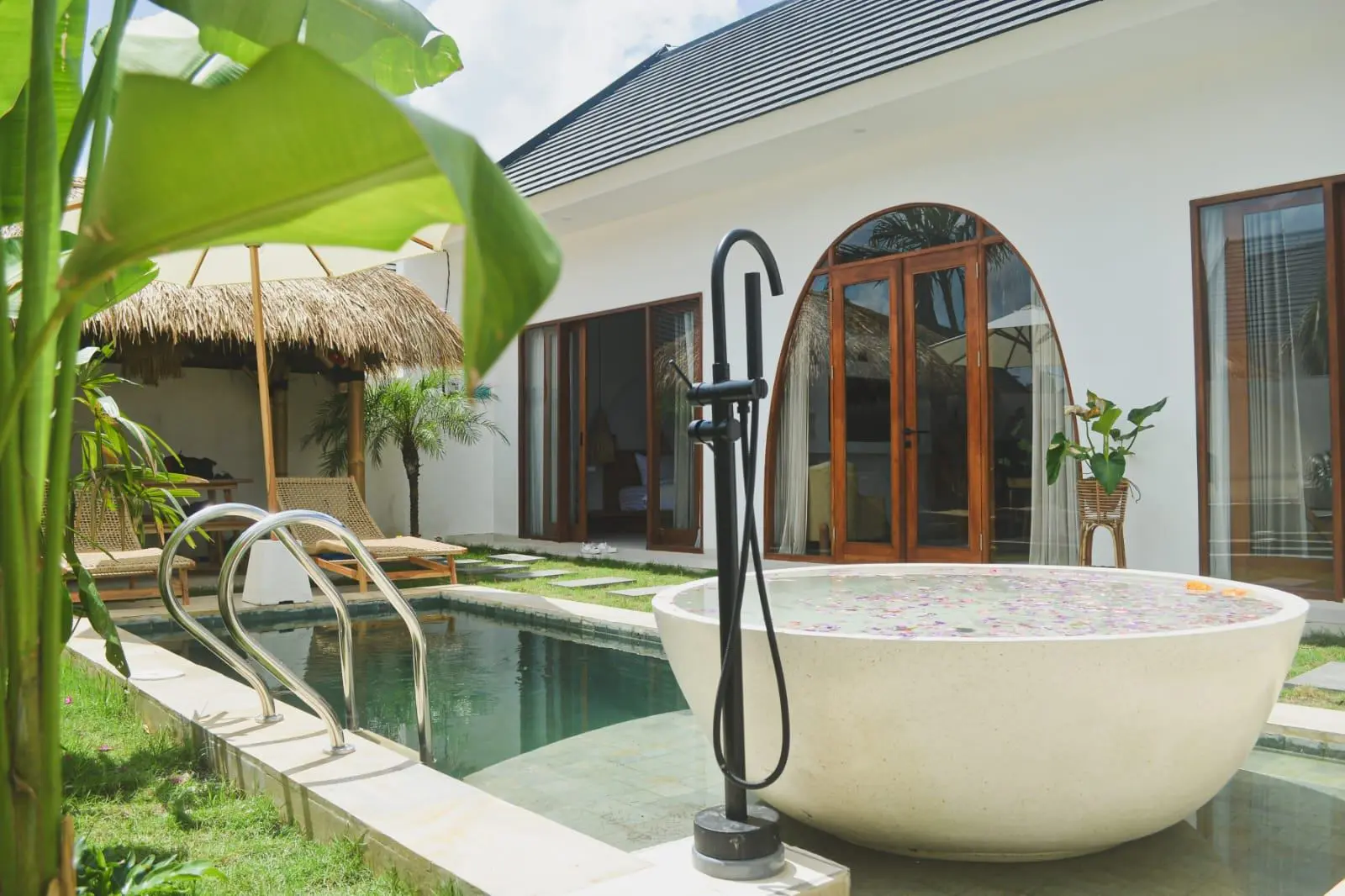 2BR Villa with Garden at Tibubeneng Canggu, 2-bed villa for rent in Canggu – photo 3 of 15