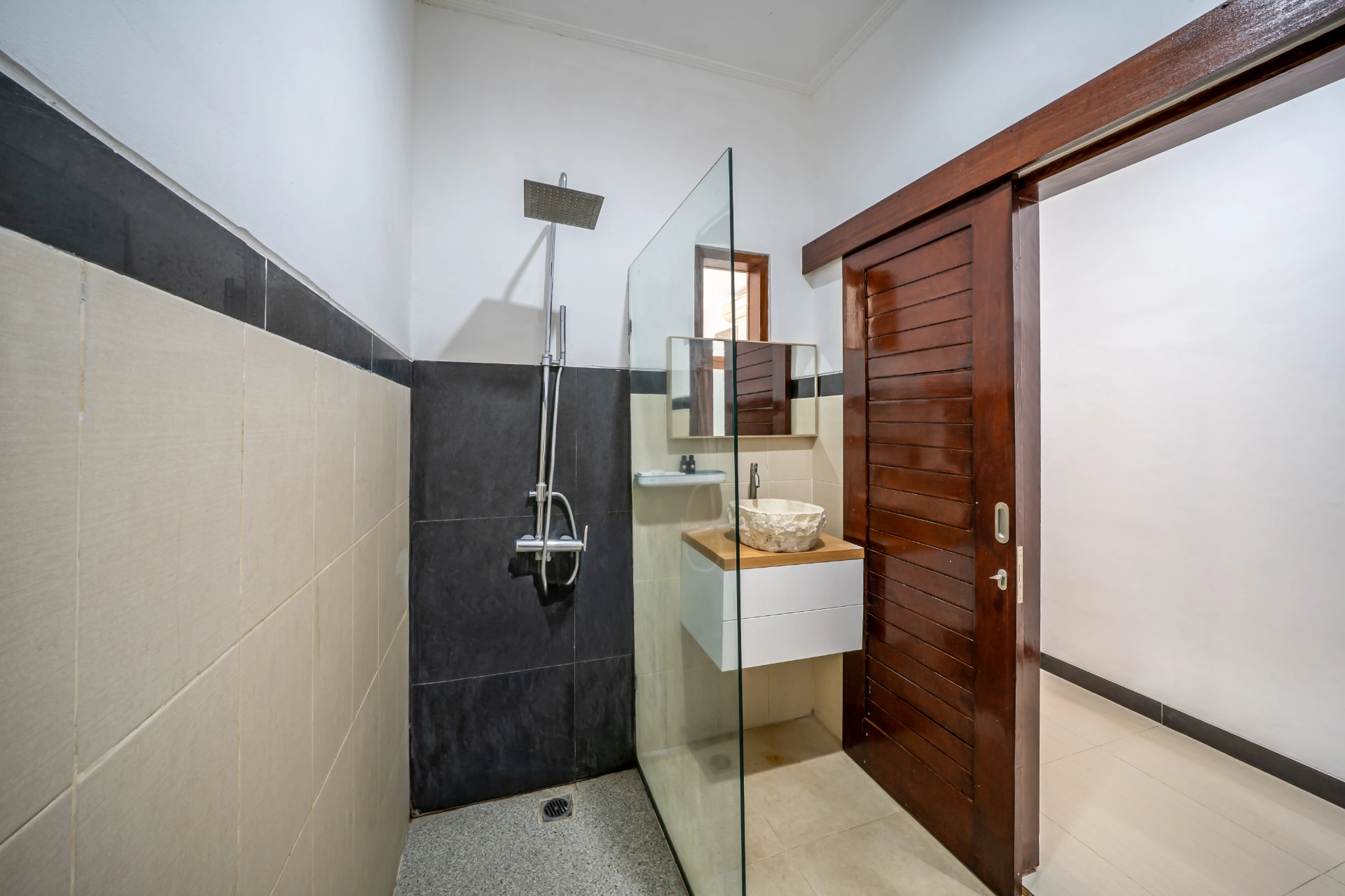 Villa Dewi - Contemporary 3 bedroom villa in peaceful area of Tumbak Bayuh, 3-bed villa for rent in Pererenan – photo 11 of 15