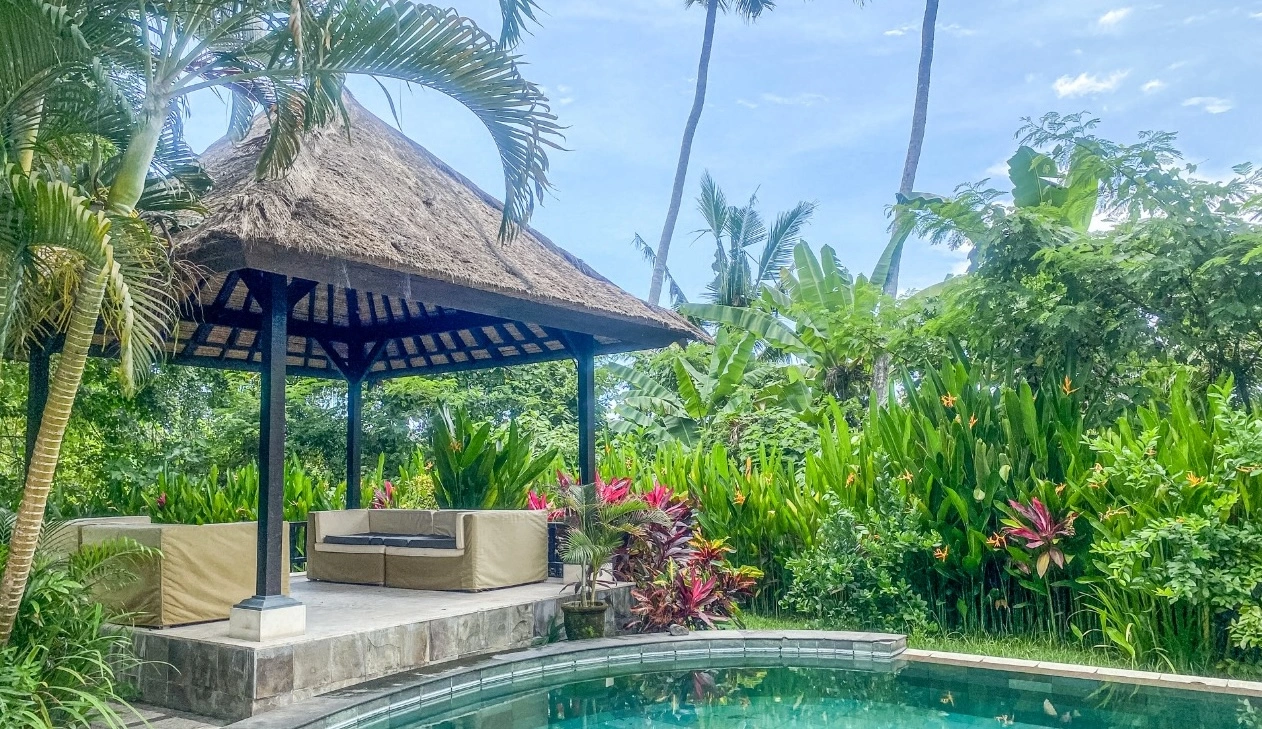 Villa Tumbak Bayuh–5 Bedroom Villa with Expansive Garden & Pool in Tumbak Bayuh, 5-bed villa for rent in Pererenan – photo 3 of 15
