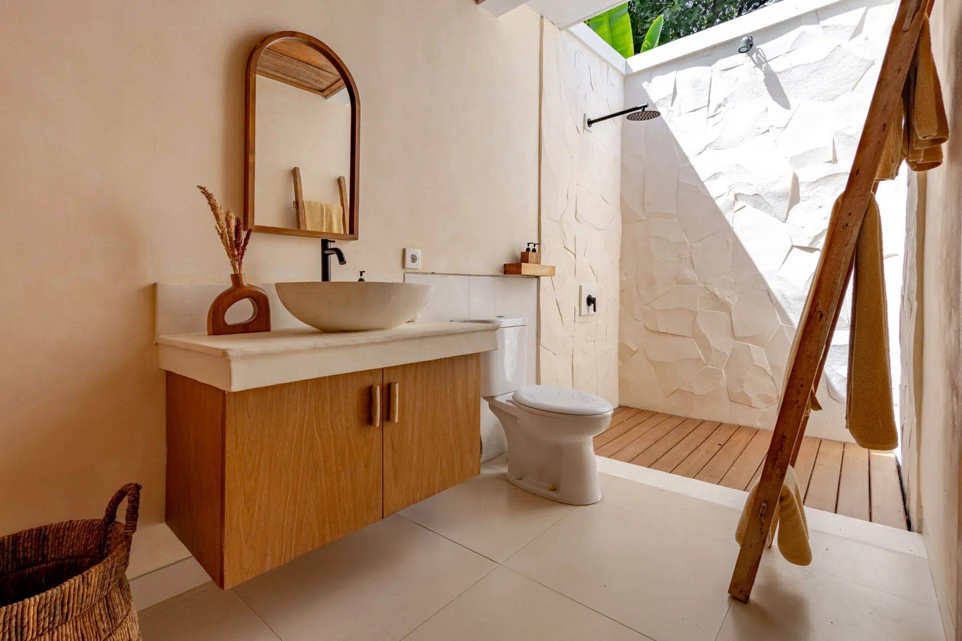 The Pink Joglo - A cozy and quiet 3BDR with pool., 3-bed villa for rent in Pererenan – photo 8 of 15