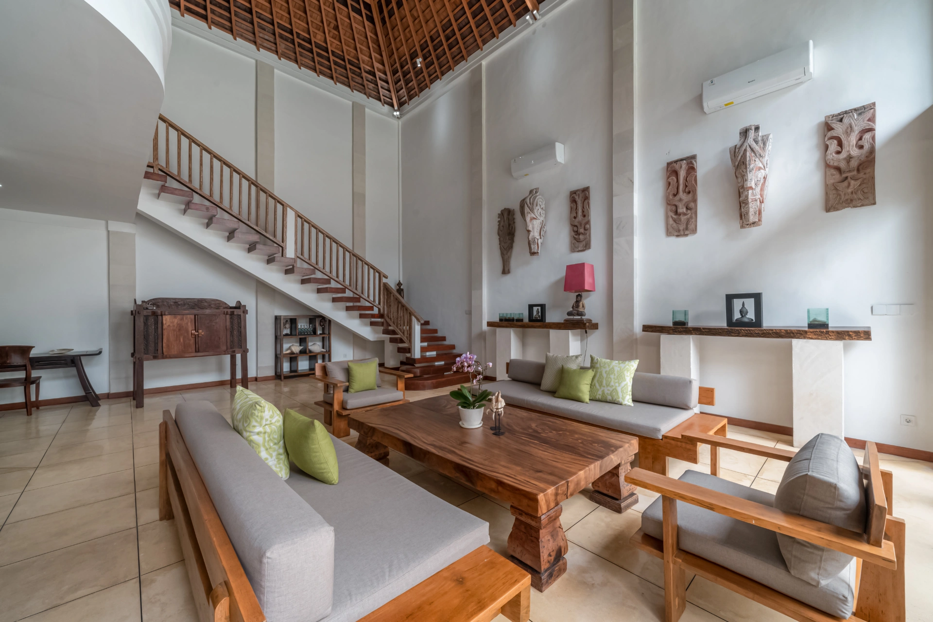 Luxe Balinese Escape: 4BR Villa in Seminyak, 4-bed villa for rent in Seminyak – photo 13 of 15
