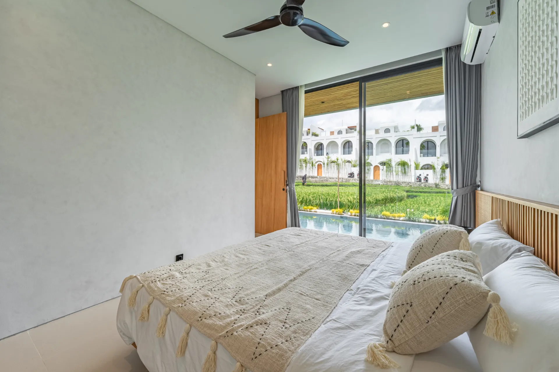 The Jewel - Brand New 3 Bedroom Modern Luxury Villa with Rice Field View, 3-bed villa for rent in Pererenan – photo 14 of 15