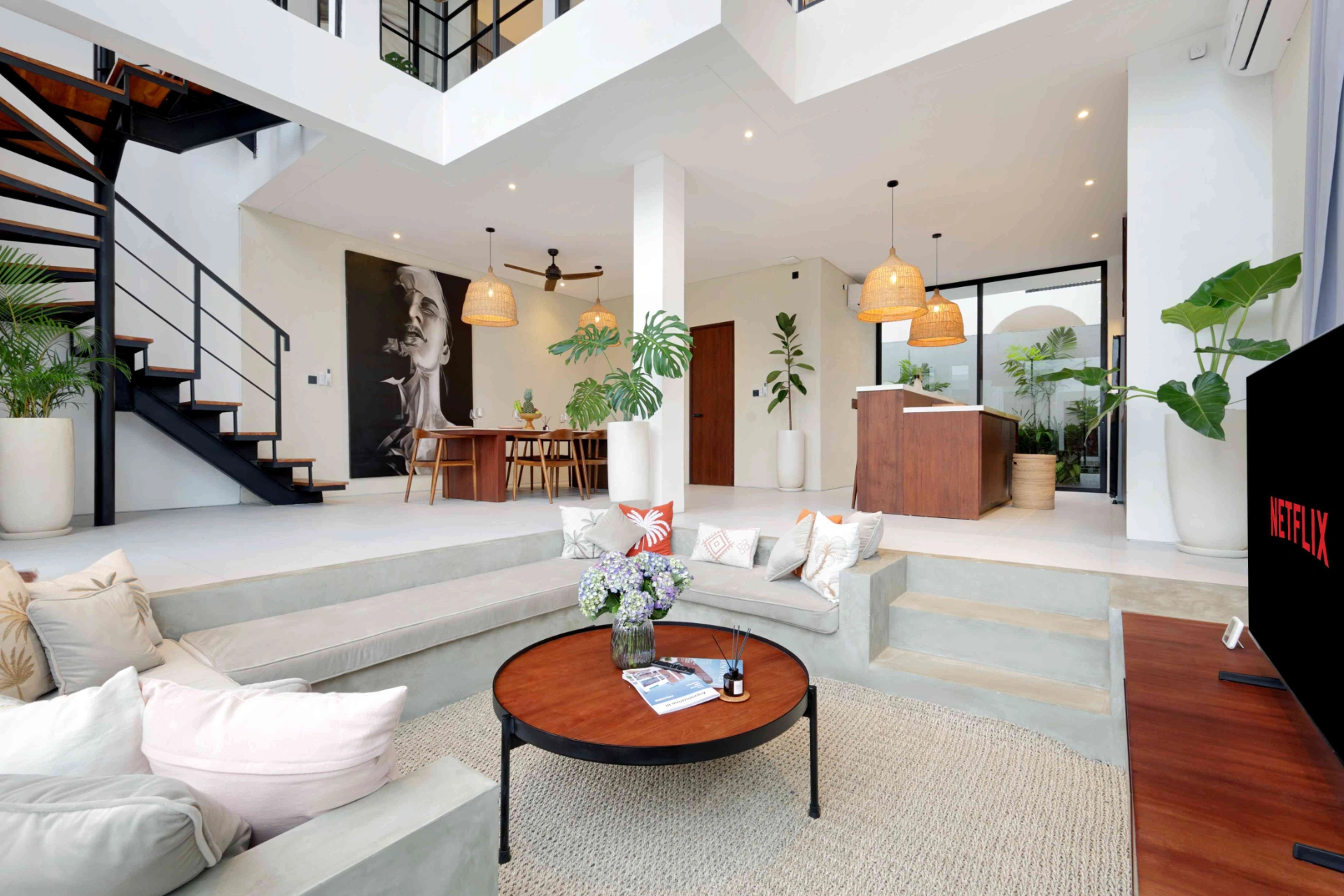 Luxury 3BR Villa w/ Rooftop Pool and Ocean Views, Lima Beach, 3-bed villa for rent in Pererenan – photo 8 of 15
