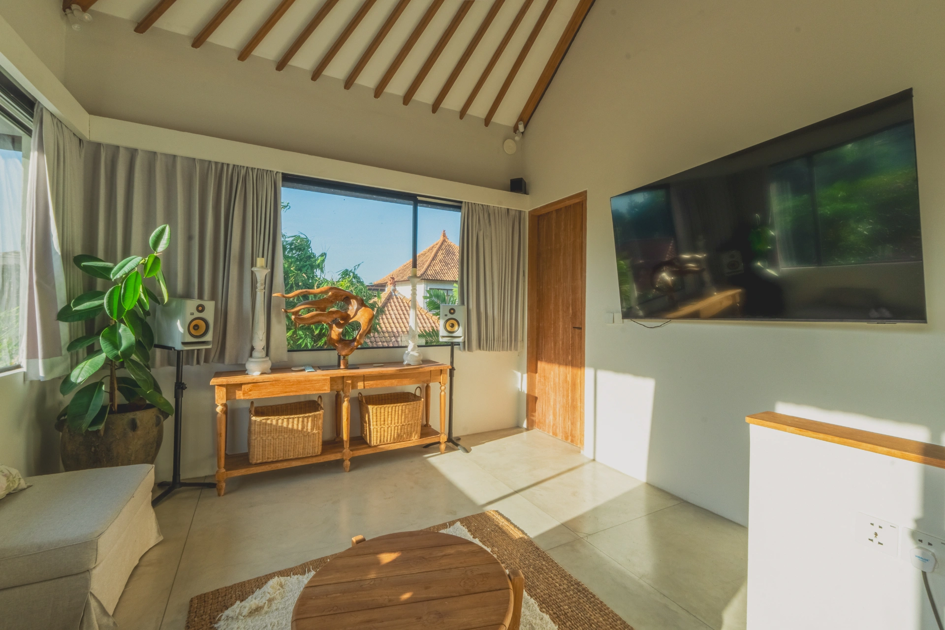 Tropical Luxury 5BR Villa in Canggu | Villa Kiki, 5-bed villa for rent in Canggu – photo 10 of 15