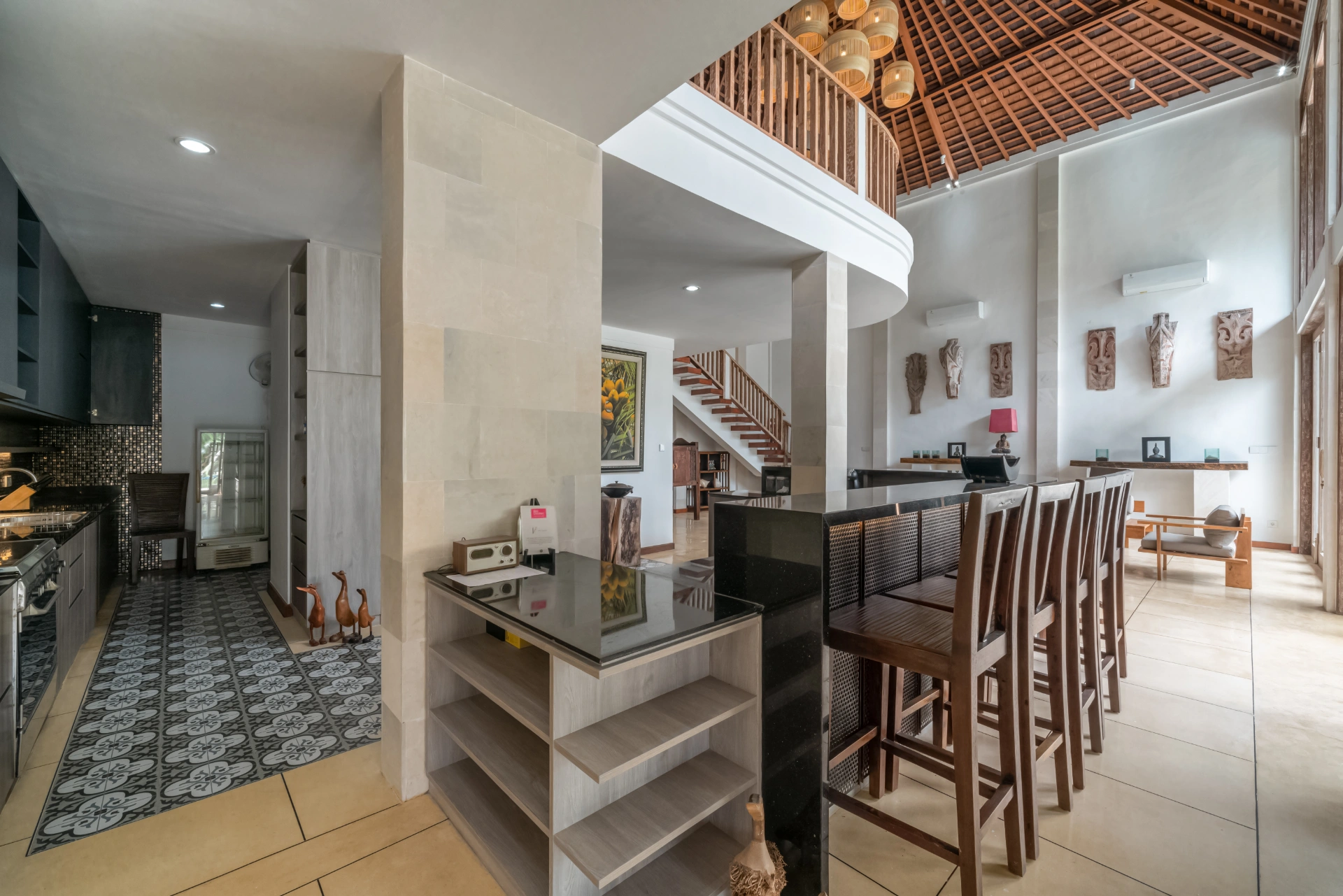 Luxe Balinese Escape: 4BR Villa in Seminyak, 4-bed villa for rent in Seminyak – photo 11 of 15