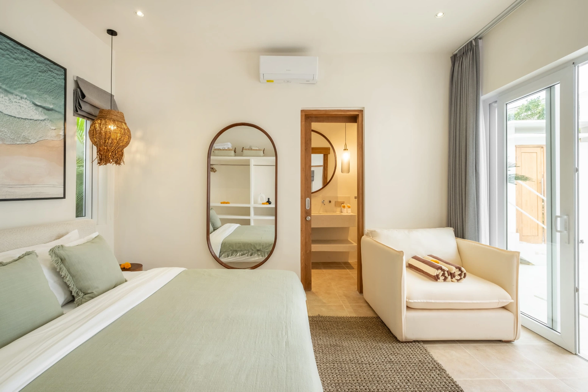 Brand New Modern 2 Bedroom Villa in Central Berawa with Rooftop, 2-bed villa for rent in Canggu – photo 6 of 15