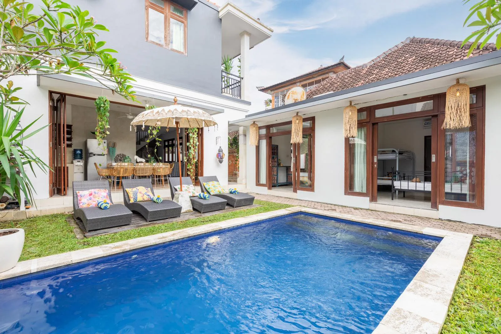 Seminyak 5BR Double Six Beach Villa. Private Pool. Staff. Walk to Beach & Shops, 5-bed villa for rent in Seminyak – photo 14 of 15