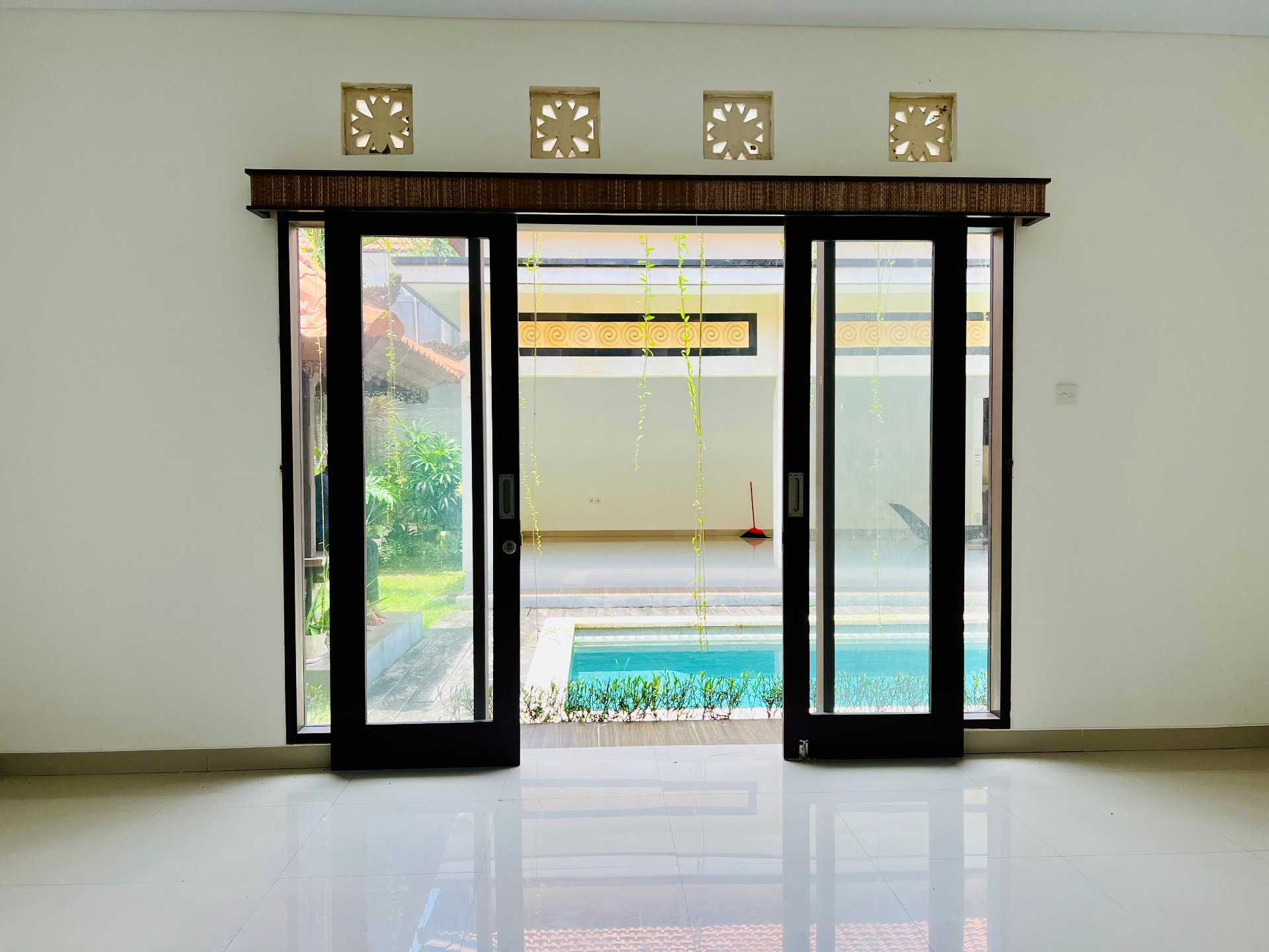 3 Bedrooms Tropical Villa in Berawa for Yearly Rent, 3-bed villa for rent in Canggu – photo 3 of 15