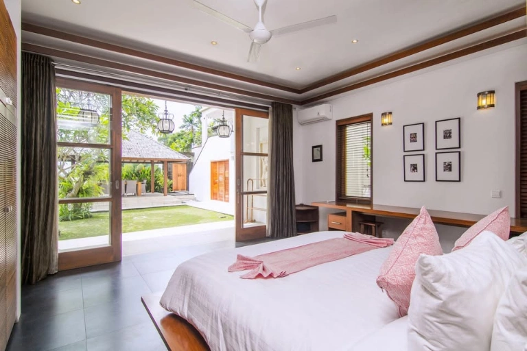 4 Bedroom Balinese Estate with Spectacular Jimbaran Bay View, 4-bed villa for rent in Uluwatu – photo 11 of 14