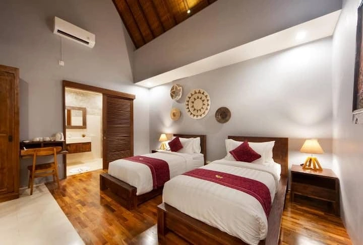 6 Bedrooms Villa for Rent in Seminyak, 6-bed villa for rent in Seminyak – photo 12 of 15