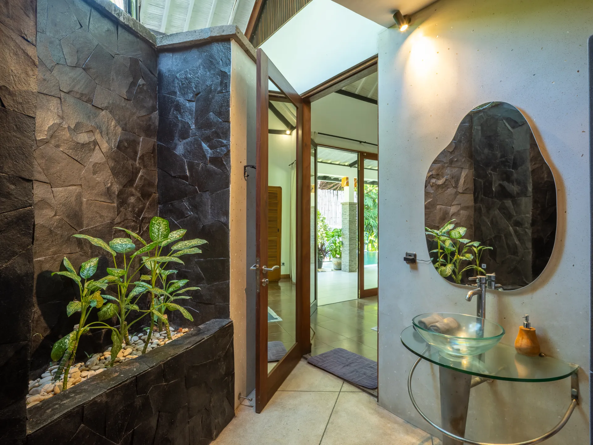 Villa Runa - Homey & Peaceful 2-Bedroom Villa with Spacious Garden in Canggu, 2-bed villa for rent in Canggu – photo 10 of 14