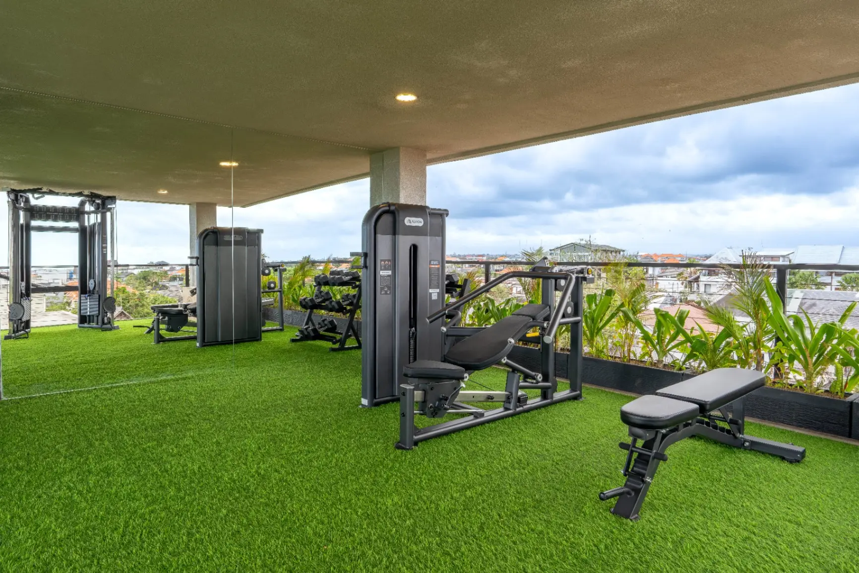 Sunny Muse Studio - Beachside 1BR Canggu | Rooftop Gym, Sauna & Pool, 1-bed villa for rent in Canggu – photo 4 of 15
