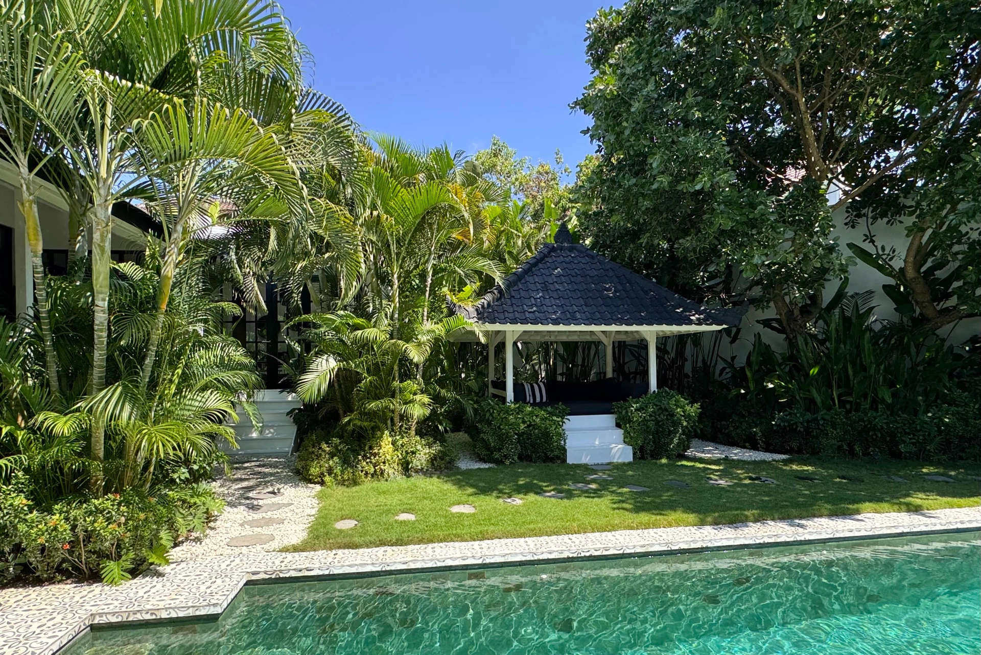 Villa Suwa - Spacious 4BR Villa with Lush Tropical Garden in Prime Location, 4-bed villa for rent in Canggu – photo 6 of 15