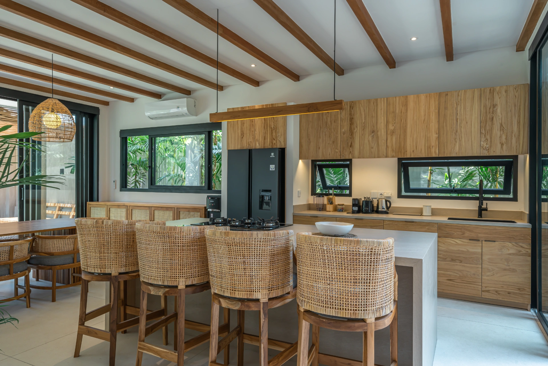 Villa Kameelya - Luxury 4-Bedroom Tropical Villa in the Heart of Berawa, 4-bed villa for rent in Canggu – photo 9 of 15