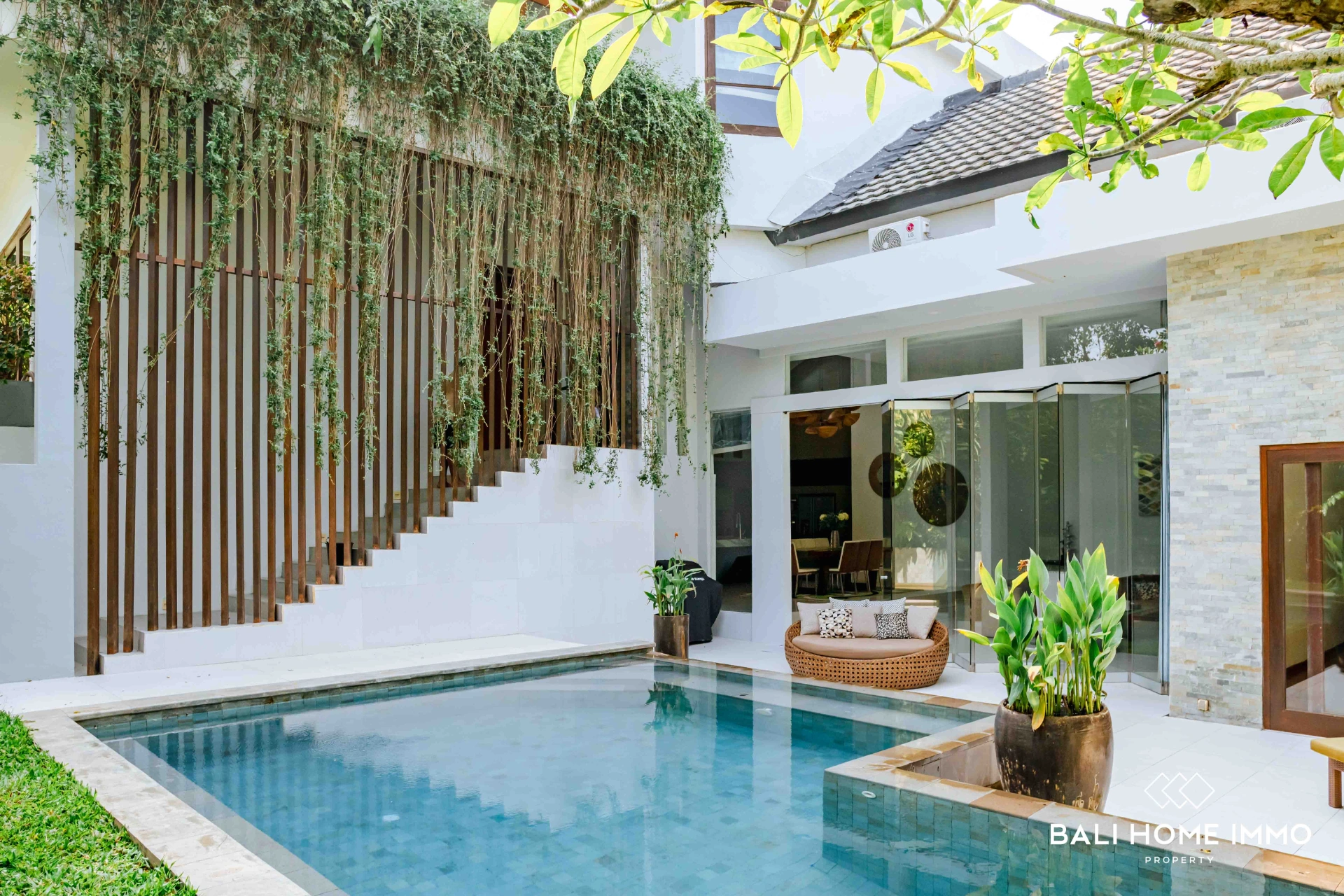 Modern Tropical Luxury Villa for Rent & Sale in Balangan, 4-bed villa for rent in Uluwatu – photo 13 of 14