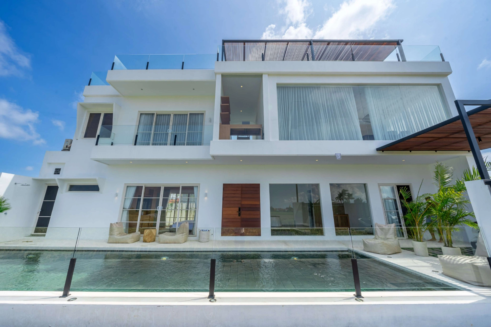 Coastal 2BR Seseh Beach Modern Tropical Masterpiece, 2-bed villa for rent in Seseh – photo 10 of 15