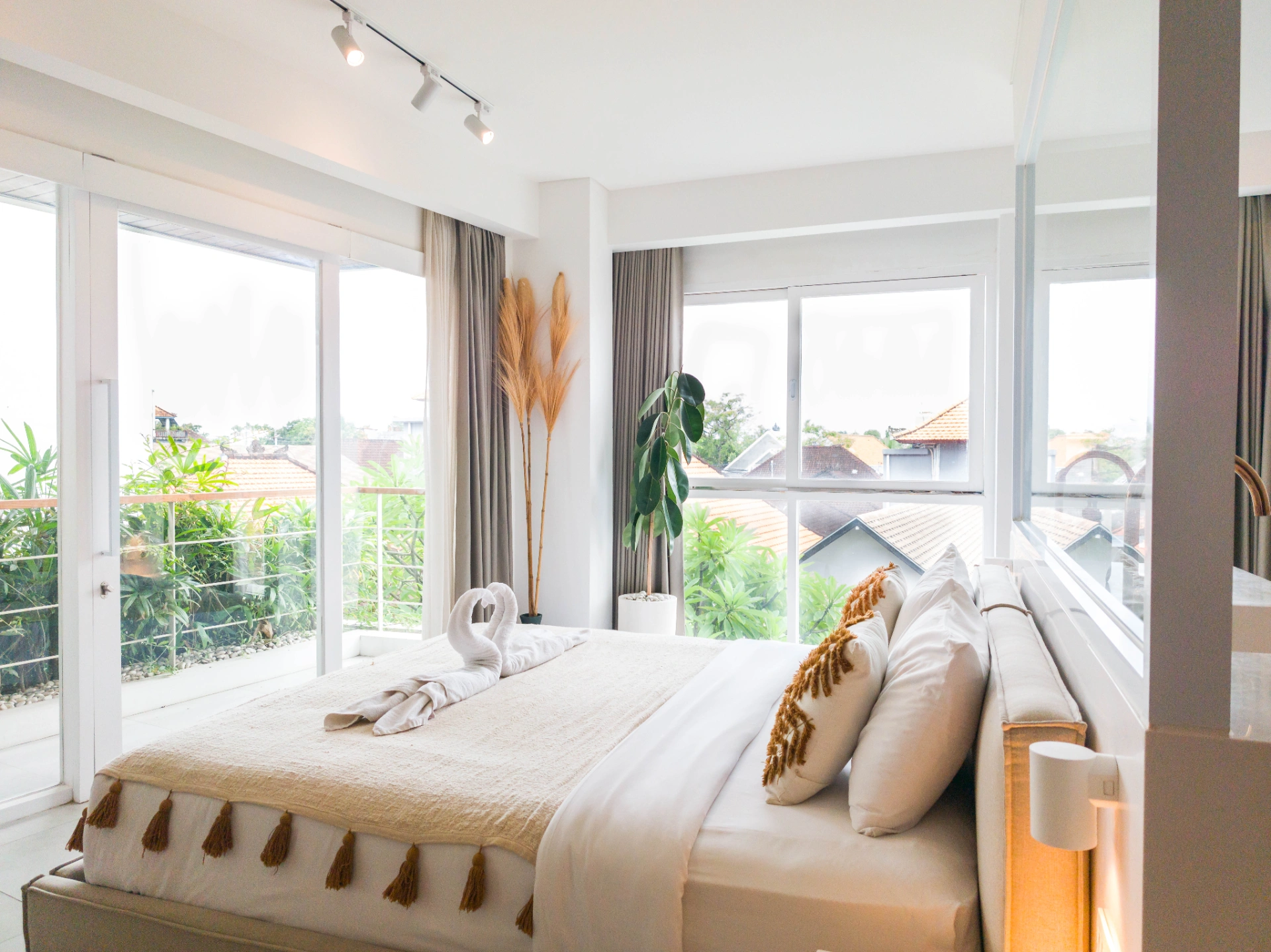 Elegant Modern Retreat in Heart of Berawa | The Cruise 31, 1-bed villa for rent in Canggu – photo 11 of 15