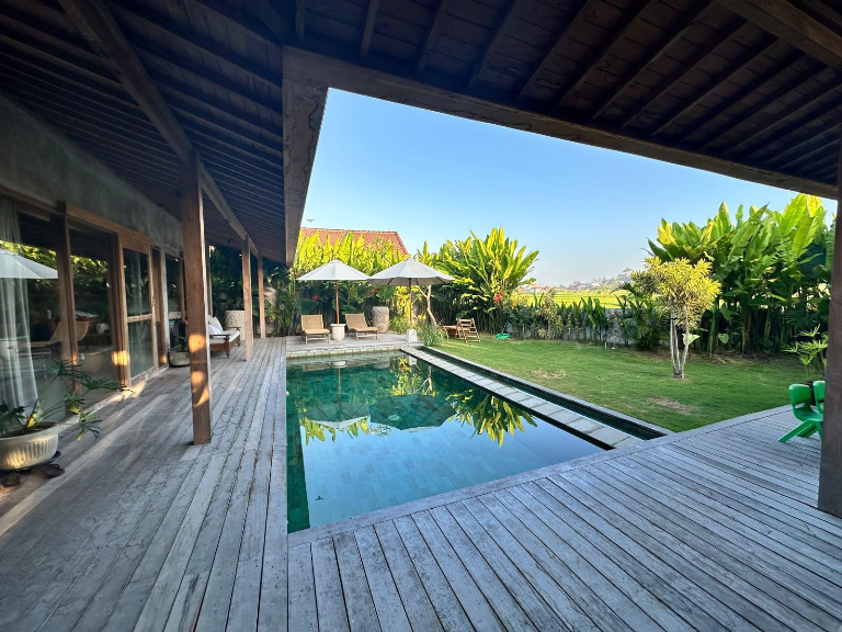 3BR Family Pool Villa with Rice Field Views in Seseh, 3-bed villa for rent in Seseh – photo 2 of 15