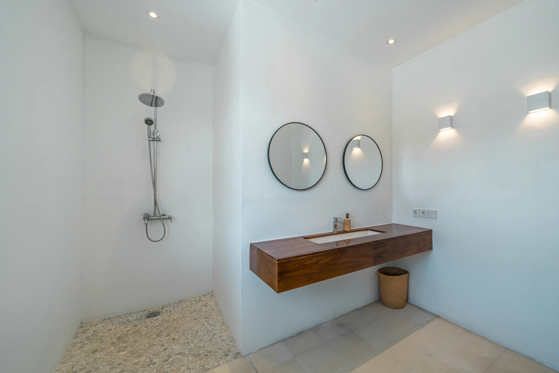 Villa Arjuna - 2 Bedrooms Colonial Tropical Villa in Prime Berawa Location, 2-bed villa for rent in Canggu – photo 9 of 15