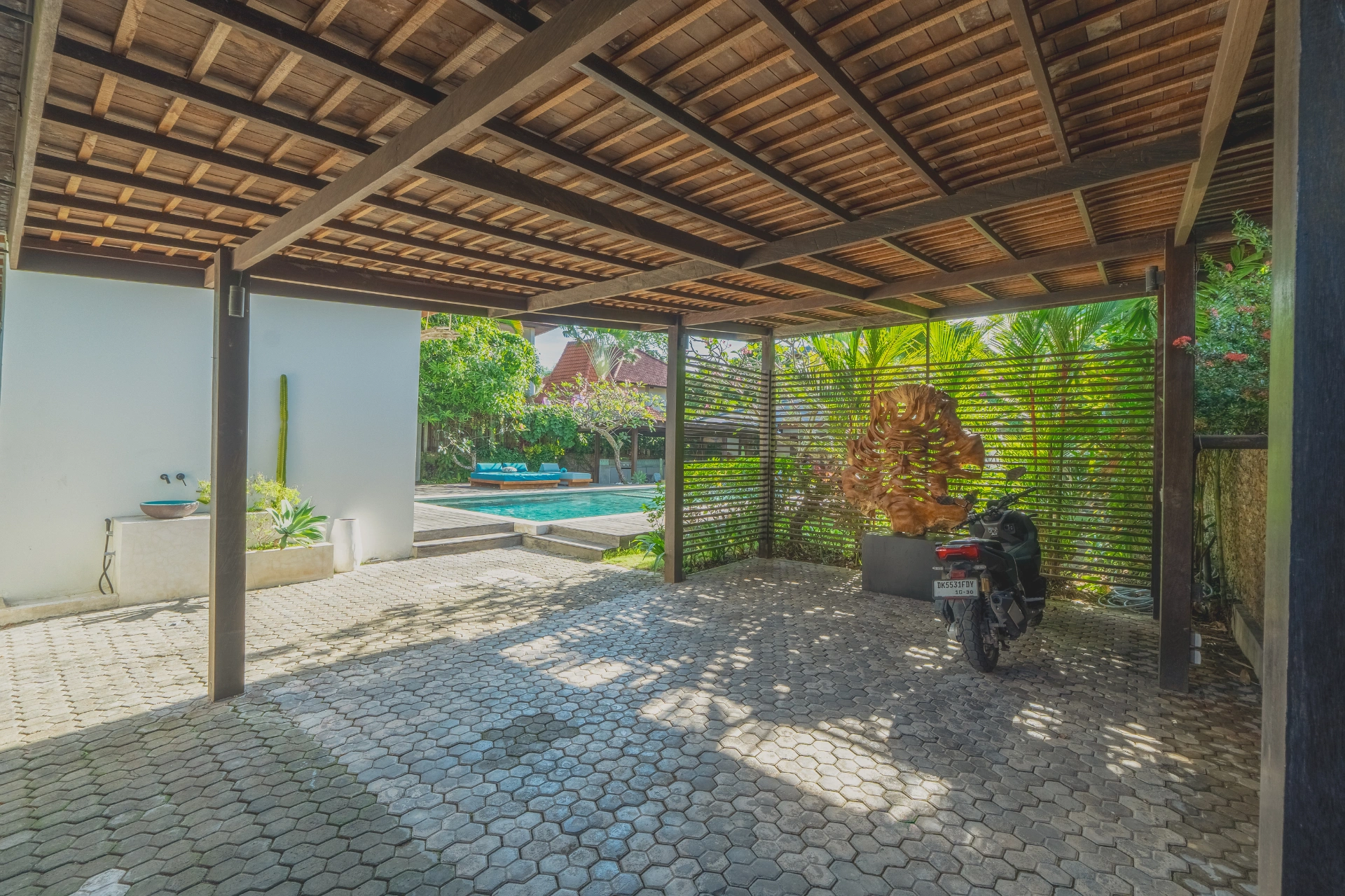 Tropical Luxury 5BR Villa in Canggu | Villa Kiki, 5-bed villa for rent in Canggu – photo 11 of 15