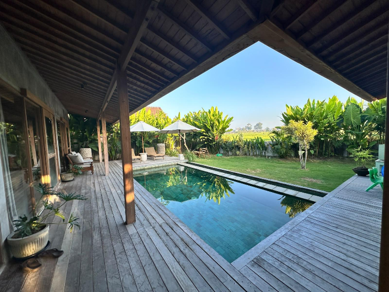 3BR Family Pool Villa with Rice Field Views in Seseh, 3-bed villa for rent in Seseh – photo 3 of 15