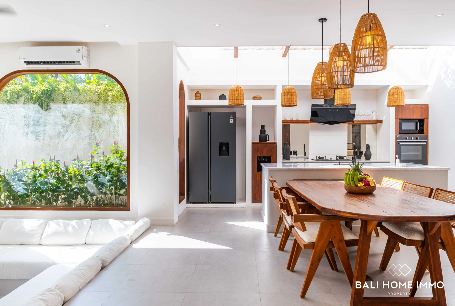 Brand new 3 bedroom villa in the heart of Berawa, 3-bed villa for rent in Canggu – photo 3 of 15