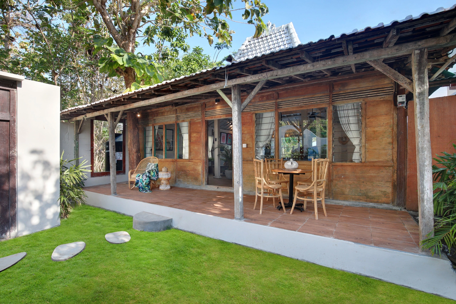 Traditional 1930's Joglo Beach House on a good size land in Uluwatu beaches area, 1-bed villa for rent in Uluwatu – photo 2 of 15