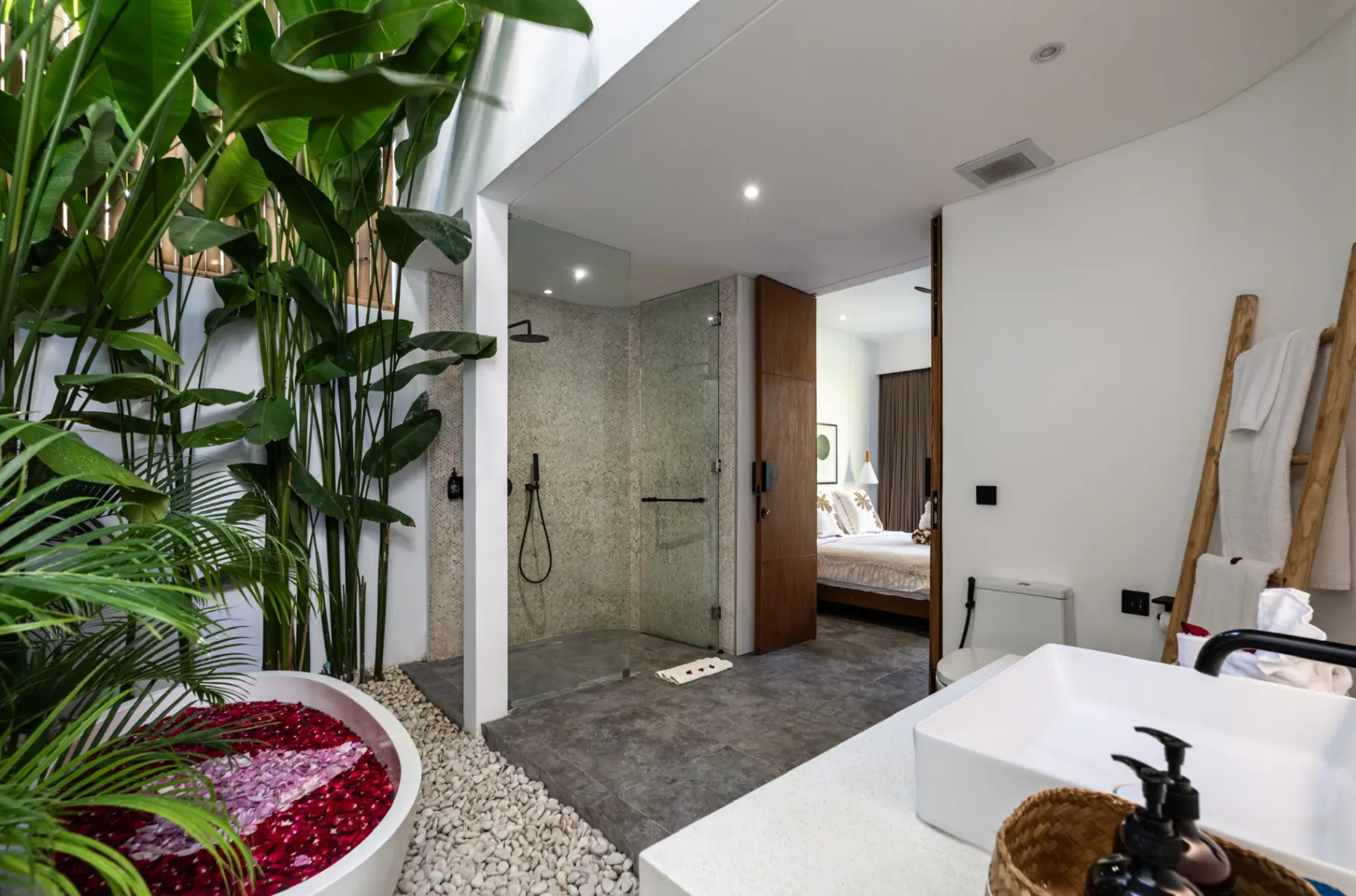 300m to the BEACH PREMIUM BATU BOLONG Canggu 4br villa, 4-bed villa for rent in Canggu – photo 14 of 15