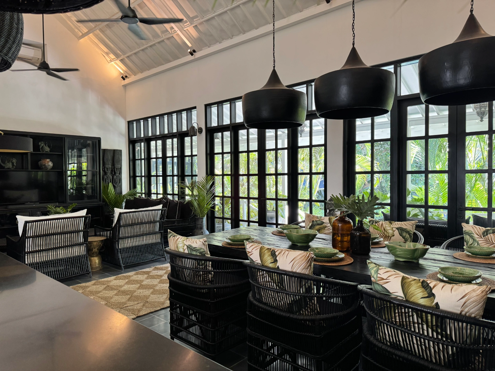 Villa Suwa - Spacious 4BR Villa with Lush Tropical Garden in Prime Location, 4-bed villa for rent in Canggu – photo 8 of 15