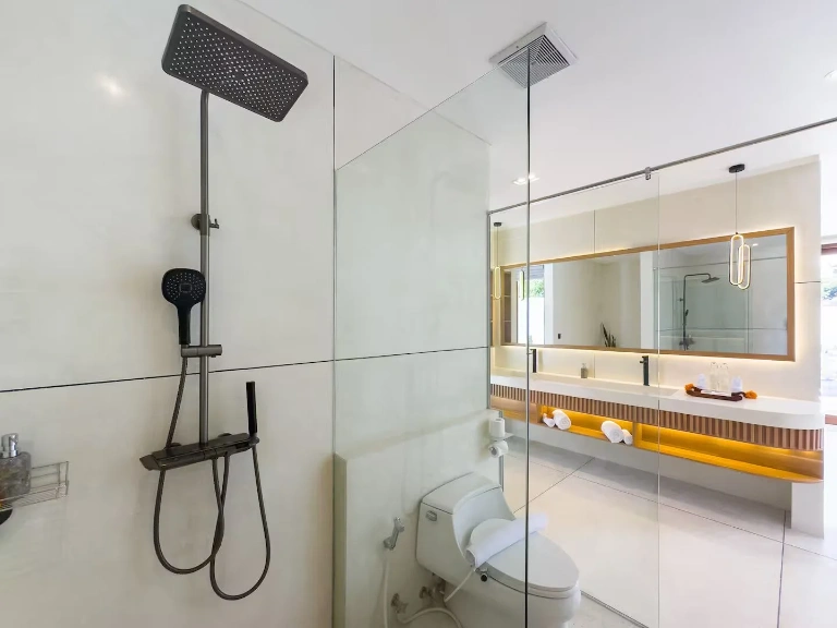 3 Bedrooms Luxurious Tropical Villa in Berawa for Sale and Rent, 3-bed villa for rent in Canggu – photo 15 of 15