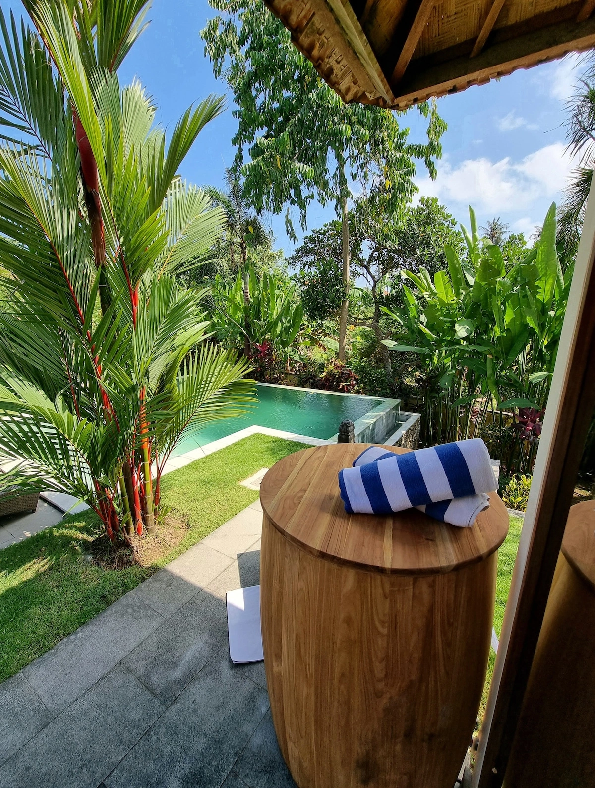 Private 3-bedroom Tropical Villa with Huge Garden, Cold Plunge & Infinity Pool, 3-bed villa for rent in Canggu – photo 4 of 15