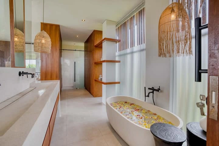 Villa For Rent 5 Bed In Tumbak Bayuh,Badung Bali, 5-bed villa for rent in Pererenan – photo 14 of 15