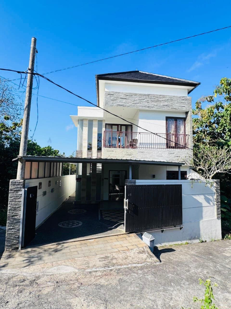 3BR Rooftop Jacuzzi BoltokVilla Near Melasti Beach, 3-bed villa for rent in Kuta – photo 2 of 15