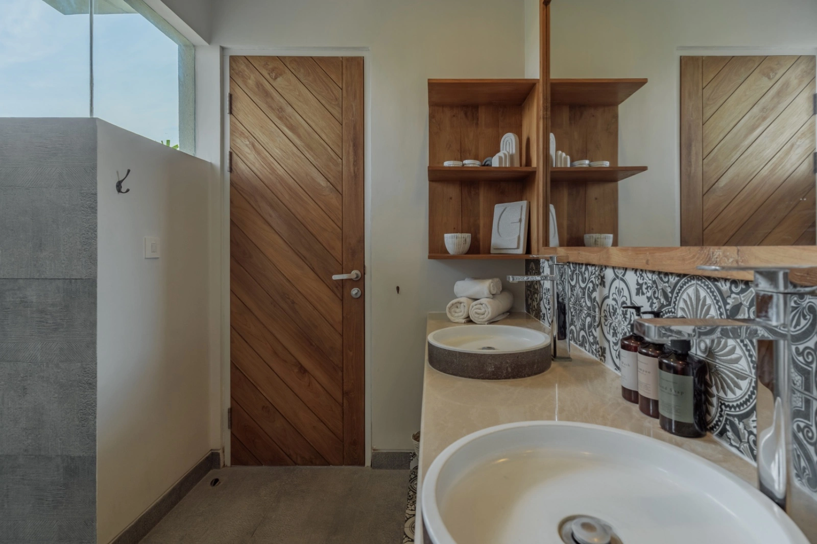 Modern Tropical 4 Bedrooms Vill in Berawa - Canggu, 4-bed villa for rent in Canggu – photo 4 of 10