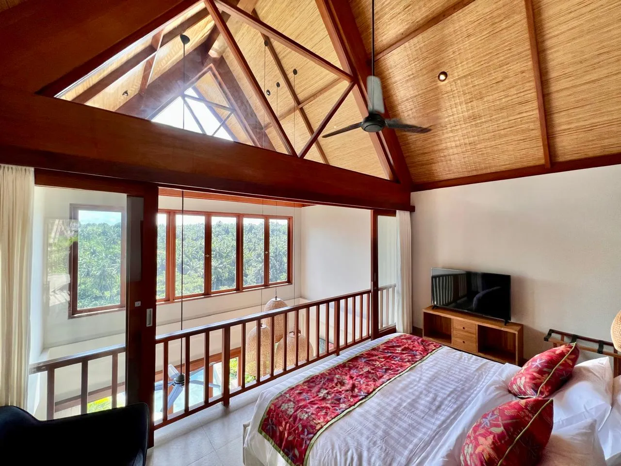 Ridgeline 1BR Villa w/ Rooftop Patio and River Views, 1-bed villa for rent in Ubud – photo 9 of 15