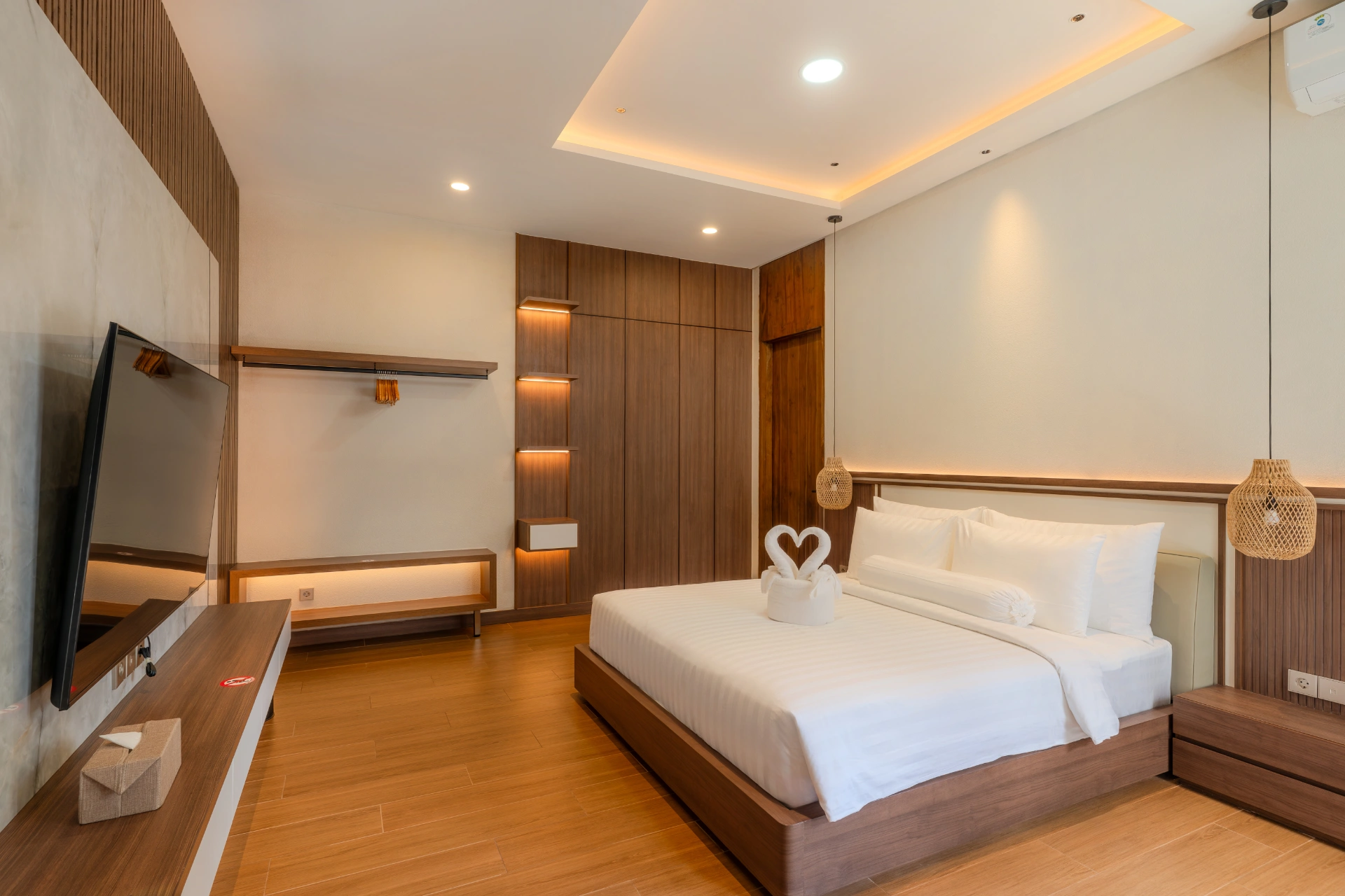Sun-Drenched 5BR Villa w/ Ground-Floor Suite, 5-bed villa for rent in Kuta – photo 7 of 15